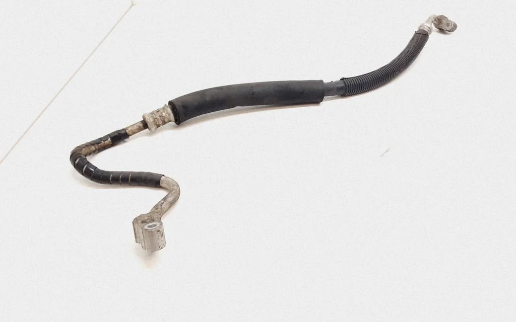 Air conditioning (A/C) pipe/hose – Land Rover Discovery 3 - LR3 (2005-2009)