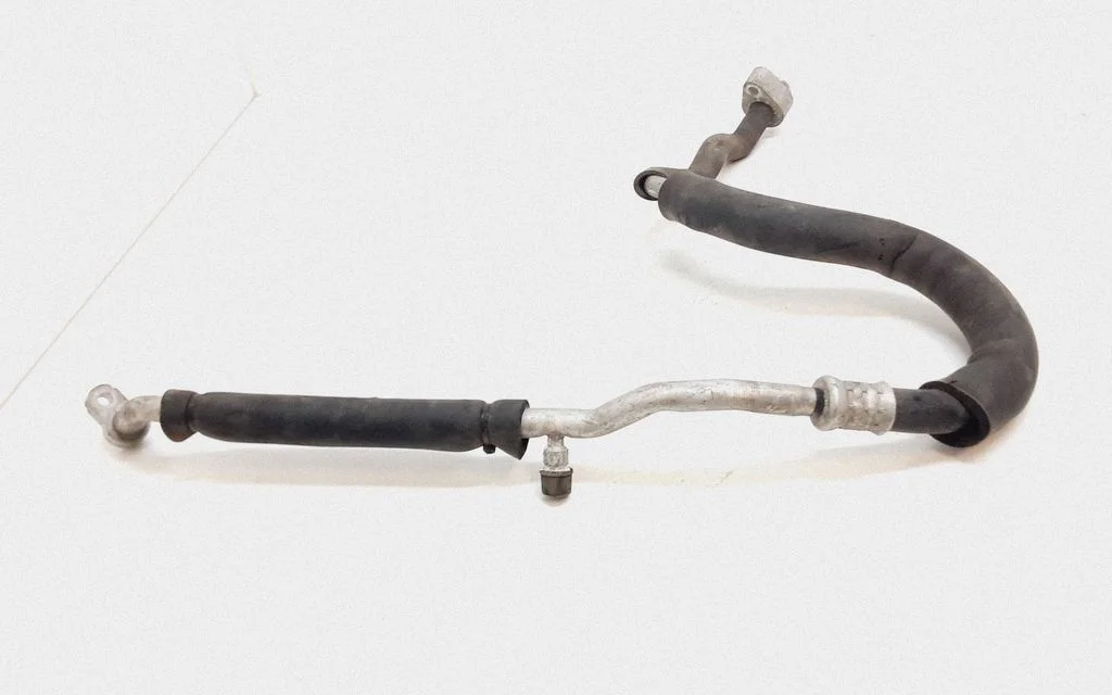 Air conditioning (A/C) pipe/hose – Land Rover Discovery 3 - LR3 (2005-2009)