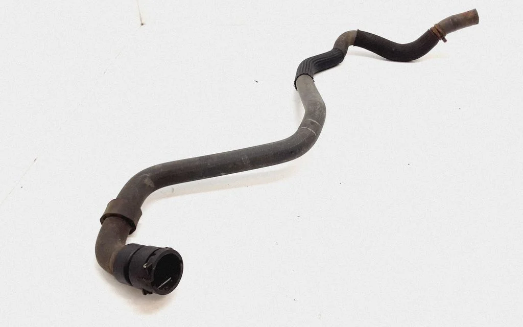 Engine coolant pipe/hose