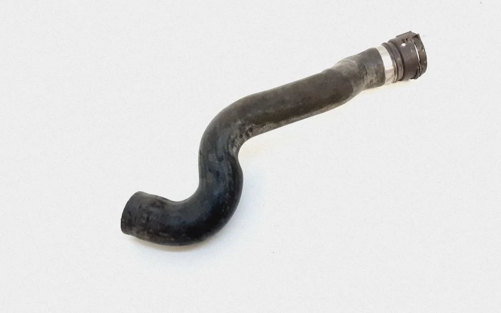 Mootori jahutusvedeliku toru / voolik 30741048