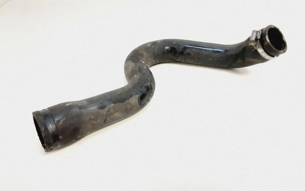 Engine coolant pipe/hose