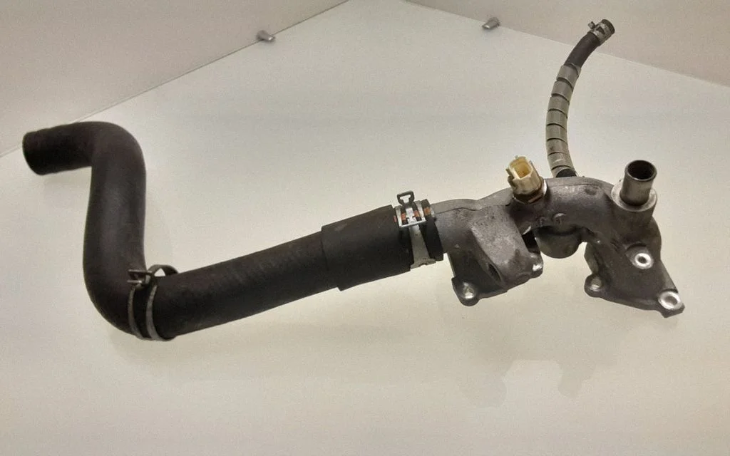 Engine coolant pipe/hose