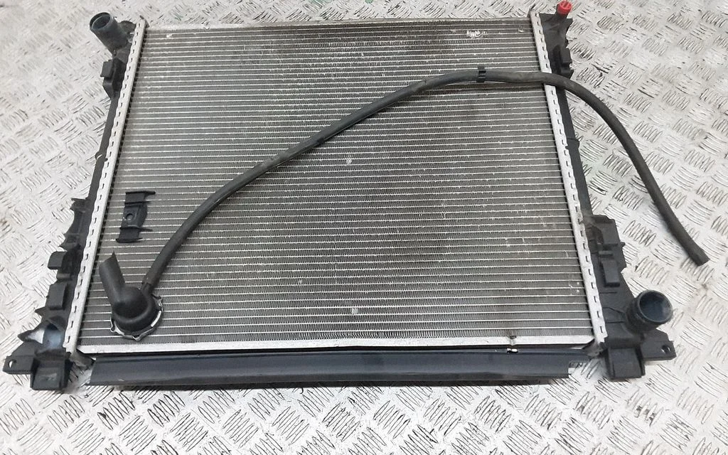 Jahutusvedeliku radiaator 04677755AE