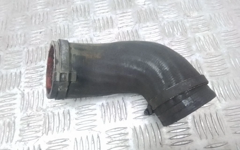 Intercooler hose/pipe – front