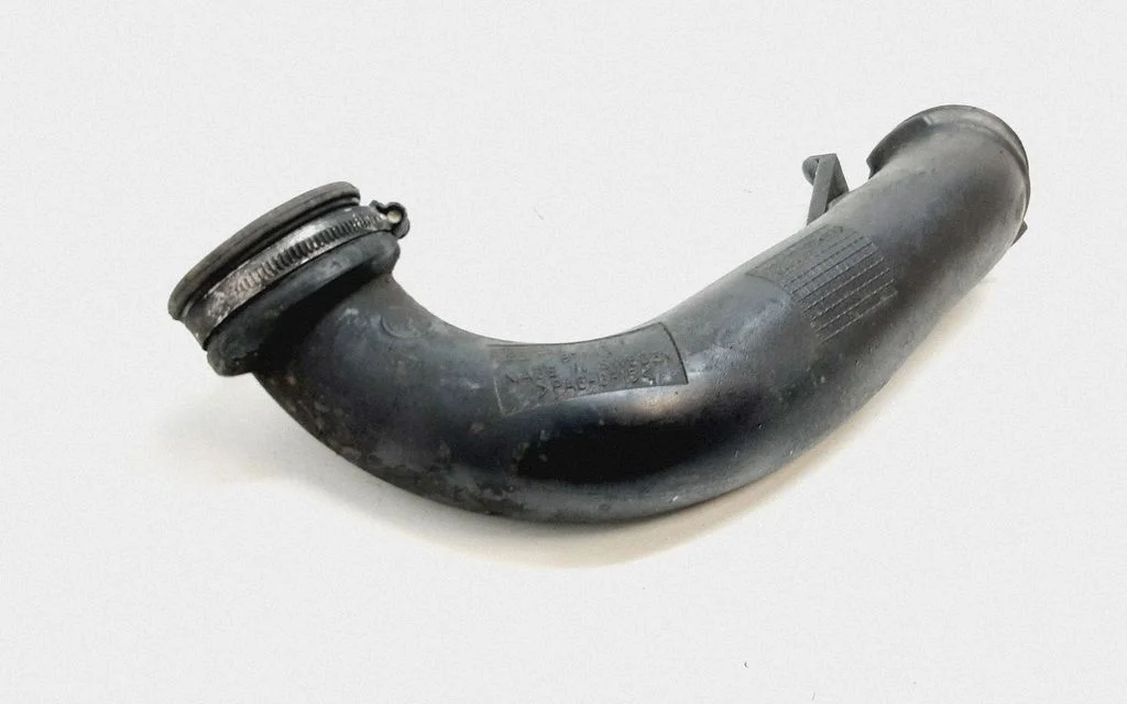Vahejahuti voolik (-ud)/ toru (-d) – Volvo V70 (2005-2008)