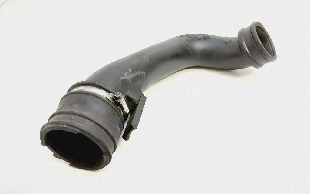 Vahejahuti voolik (-ud)/ toru (-d) – Volvo V70 (2005-2008)