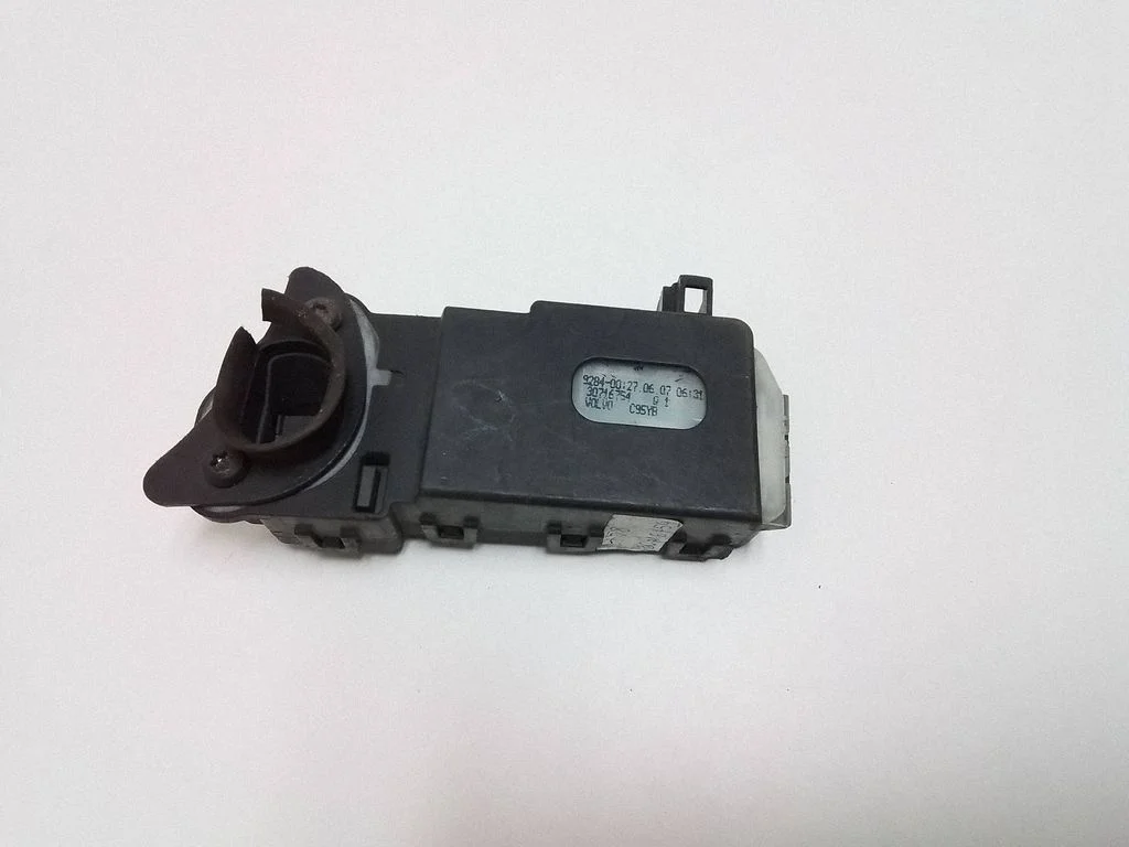 Zamek klapki wlewu paliwa – Volvo V50 (2004-2007)