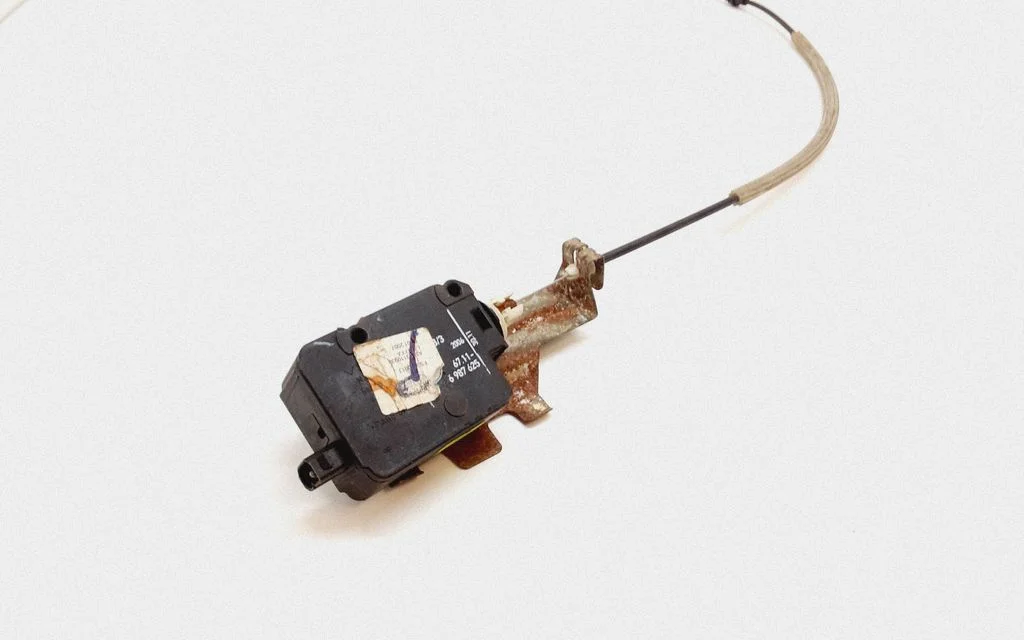 Zamek klapki wlewu paliwa – Land Rover Discovery 3 - LR3 (2005-2009)