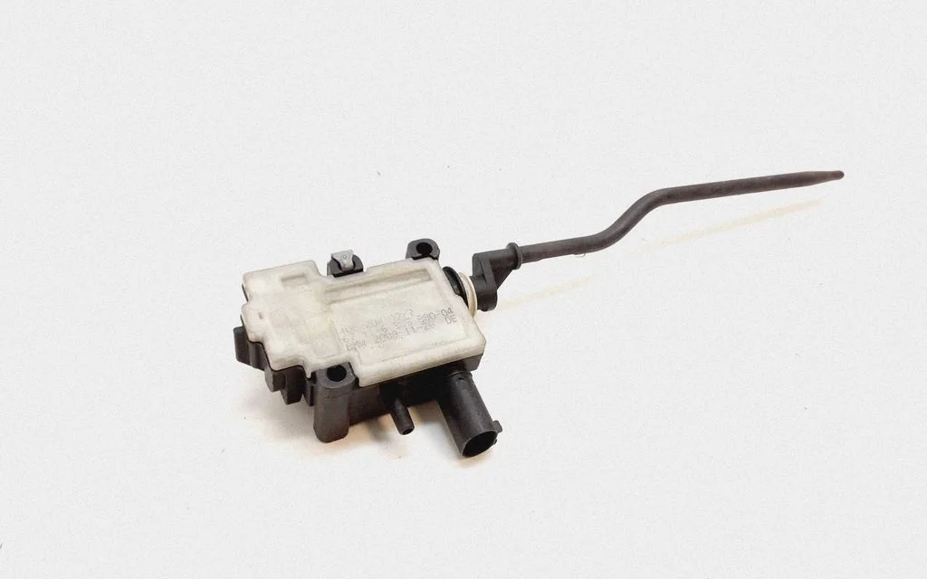 Zamek klapki wlewu paliwa – BMW Seria 3 E90 E91 (2005-2012)
