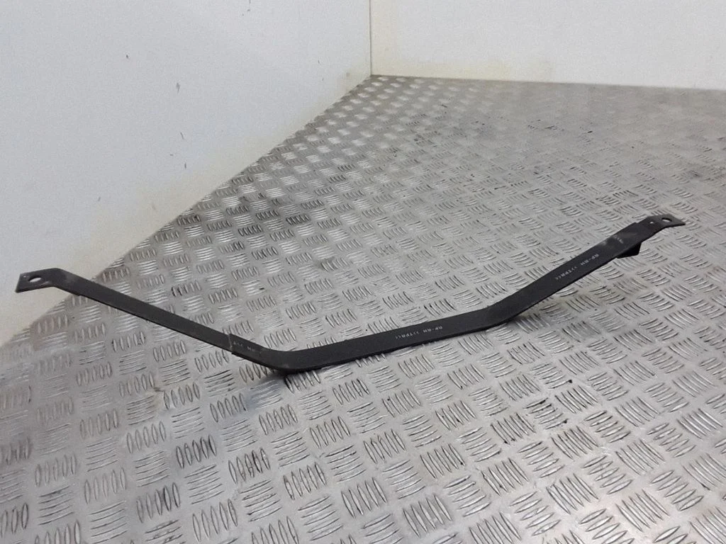 Fuel tank mounting bracket