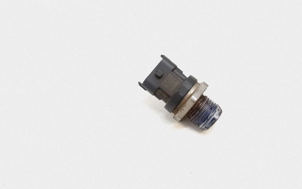 Fuel pressure sensor – Volvo V70 (2005-2008)
