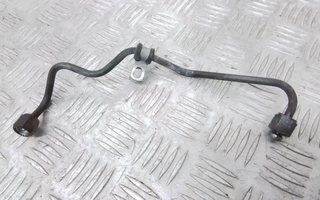 Fuel injector supply line/pipe – Volvo V70 (2005-2008)