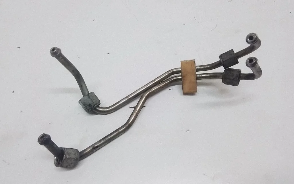 Fuel injector supply line/pipe – Volvo XC70 (2005-2007)