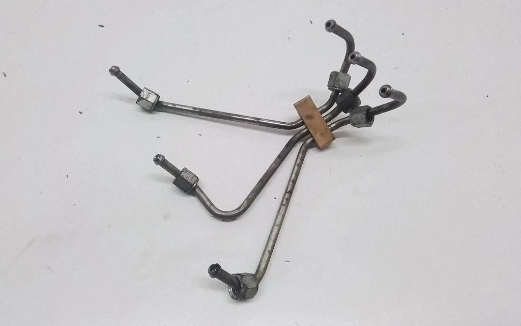 Fuel injector supply line/pipe – Volvo XC70 (2005-2007)
