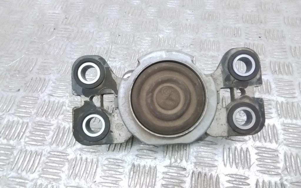 Engine mount bracket – Volvo V70 (2008-2013)