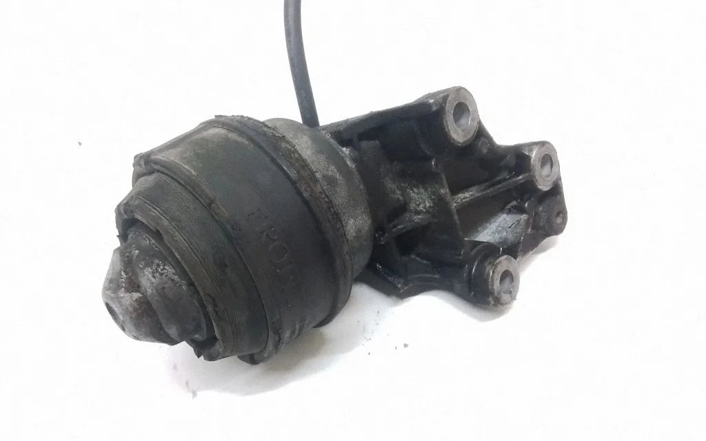 Engine mount bracket 30741567