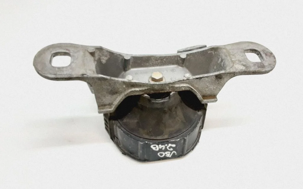 Engine mount bracket 3M516F012F