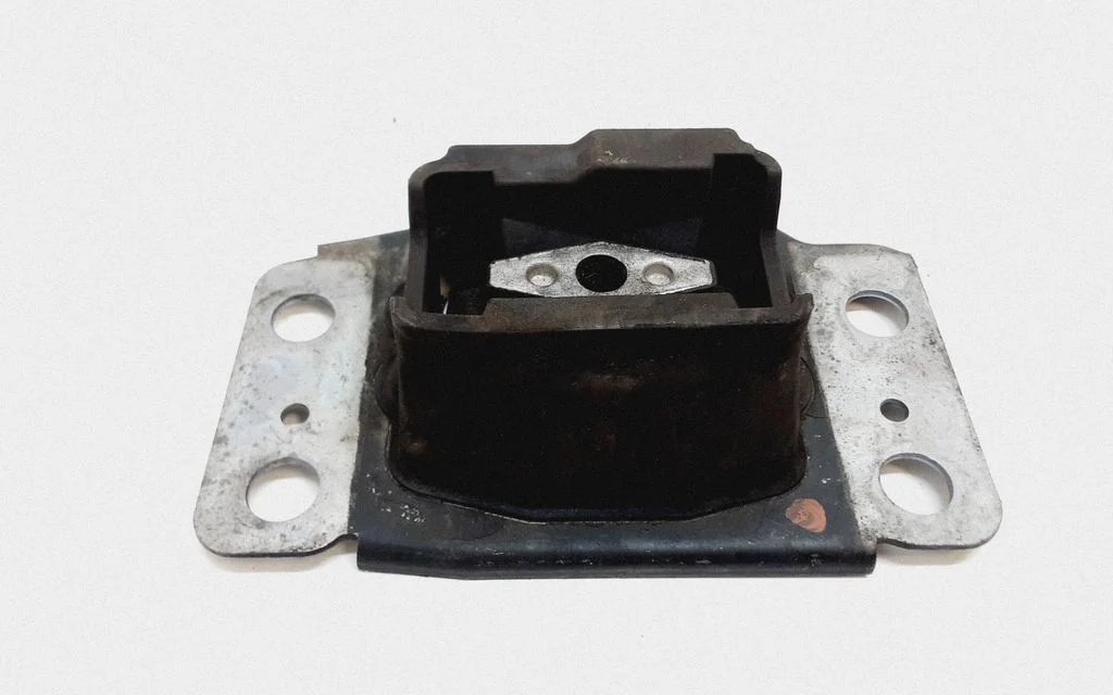 Engine mount bracket – Volvo V70 (2005-2008)