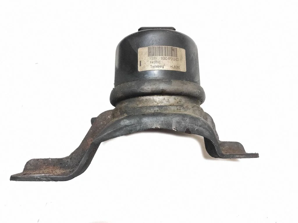 Engine mount bracket 31257674