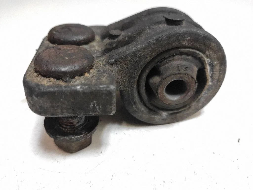 Engine mount bracket 9445335