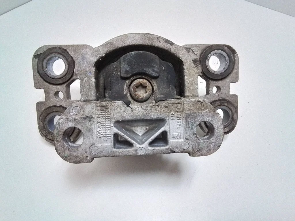 Engine mount bracket 31316876