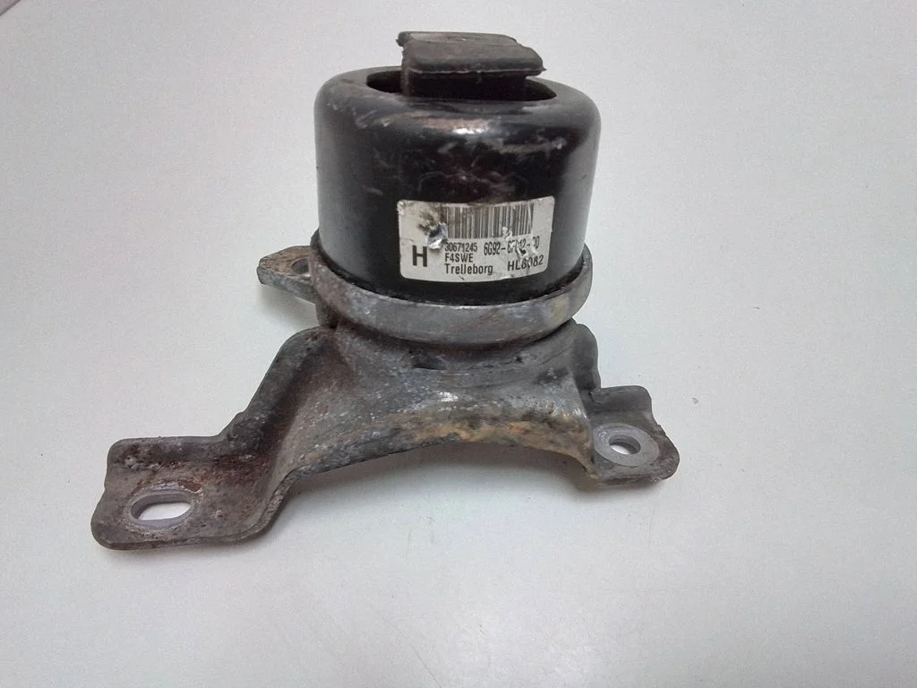 Engine mount bracket 30671245