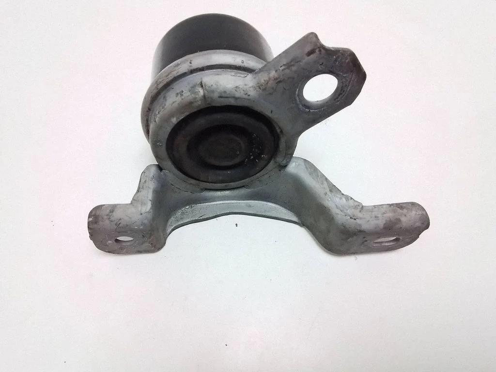 Engine mount bracket 31330135
