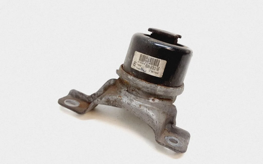 Engine mount bracket 30793318