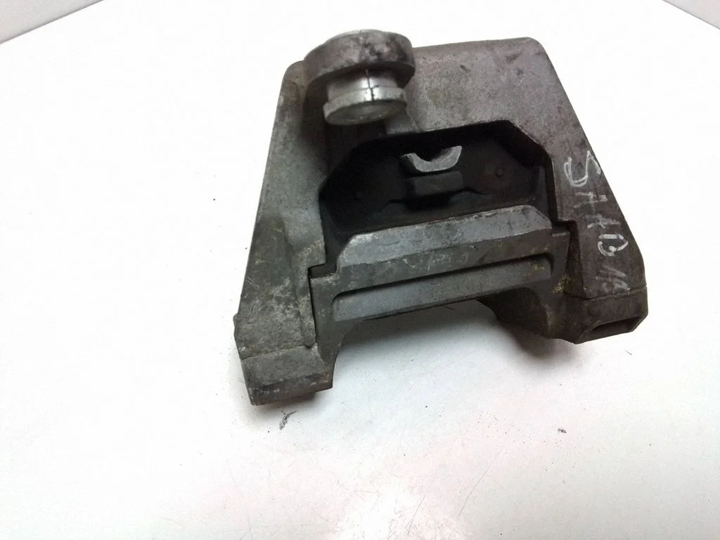 Engine mount bracket V04652