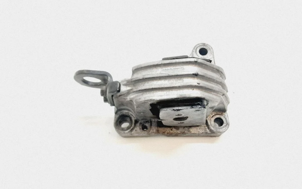 Engine mount bracket 326C88