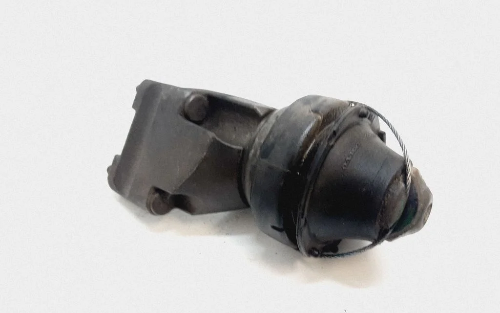 Engine mount bracket 30778053
