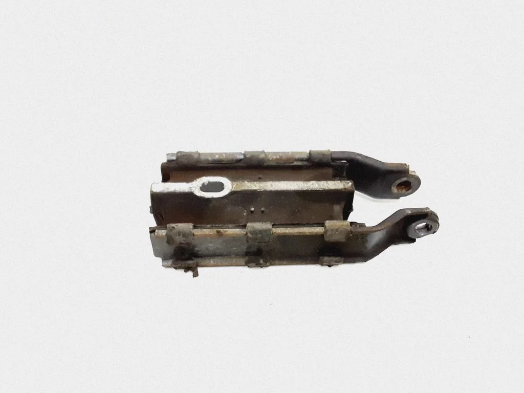 Engine mount bracket 31262935
