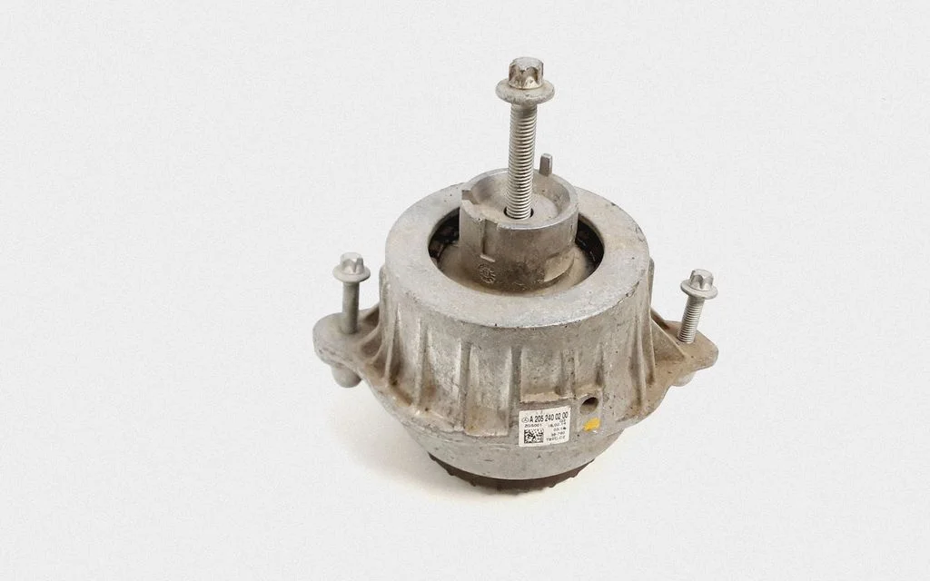Engine mount bracket A2052400200