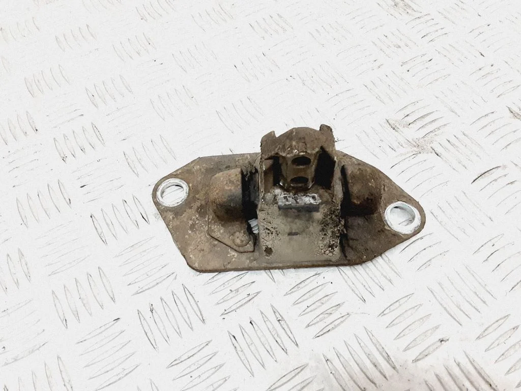 Engine mount bracket 30748811