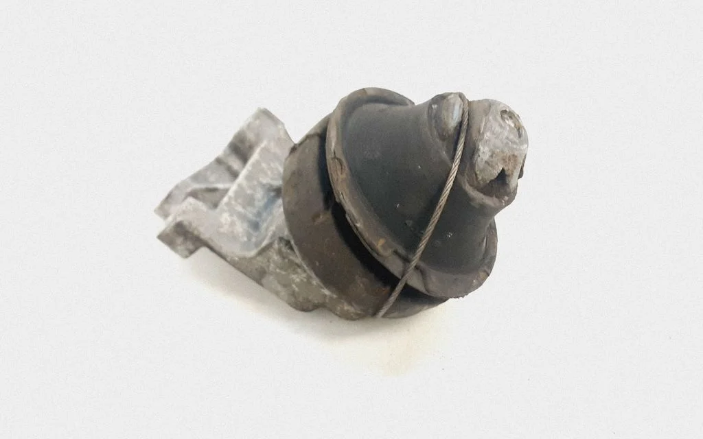 Engine mount bracket 8683936