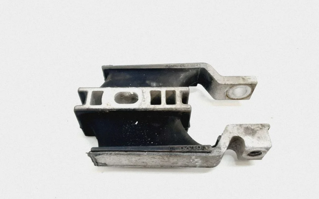 Engine mount bracket 31339956
