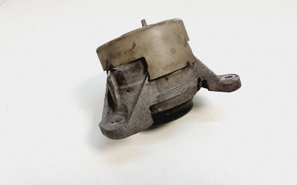 Engine mount bracket A2052407900