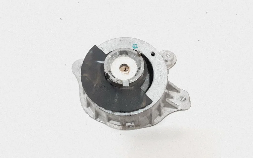 Engine mount bracket – Mercedes-Benz C-Class W205 (2014-2021)