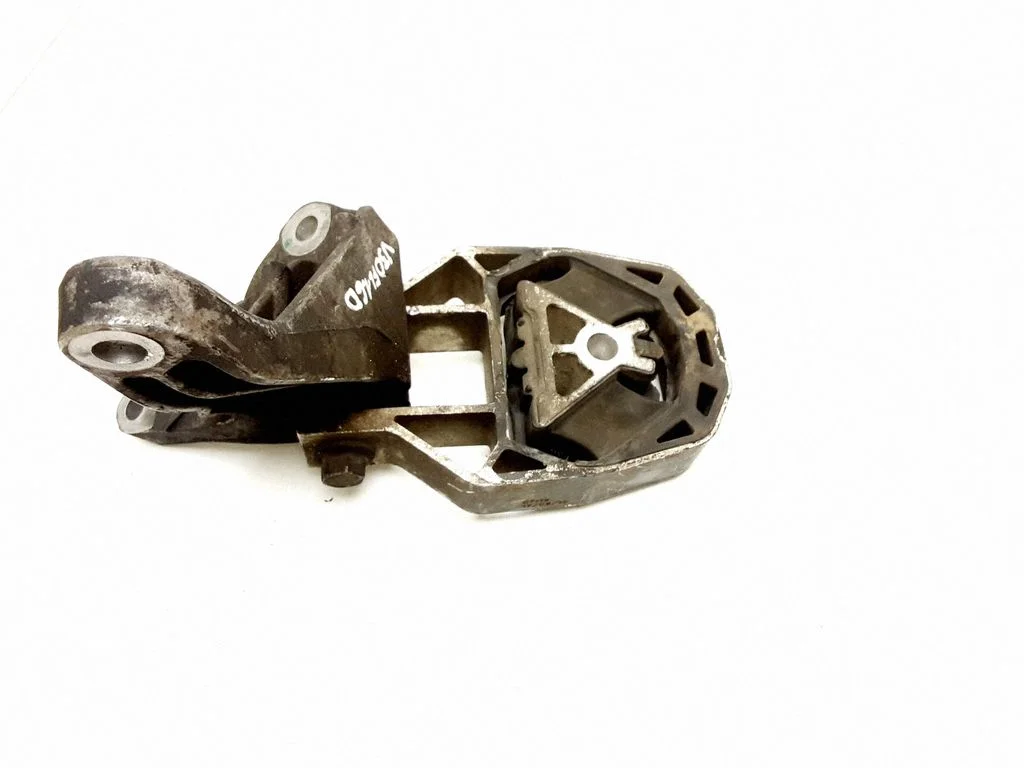 Engine mount bracket 532C79