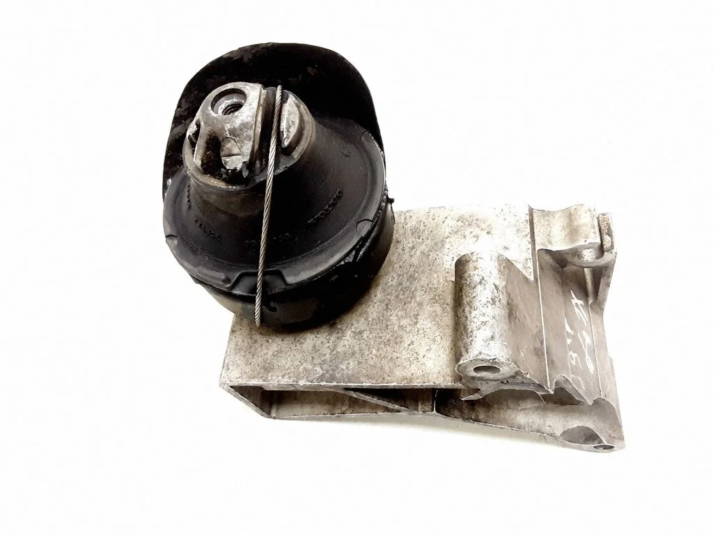 Engine mount bracket 8683936