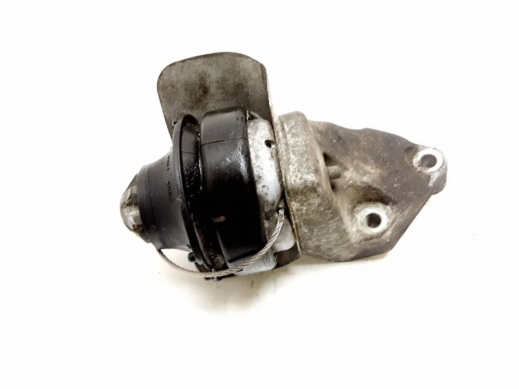 Engine mount bracket 30778953