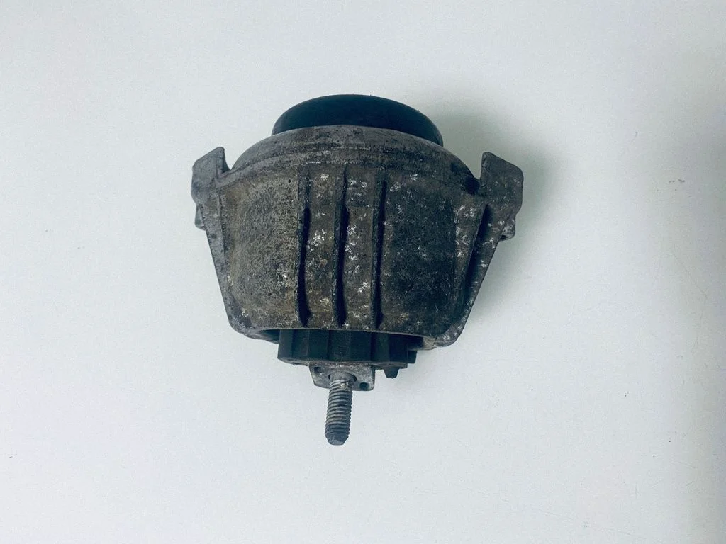 Engine mount bracket 13981112
