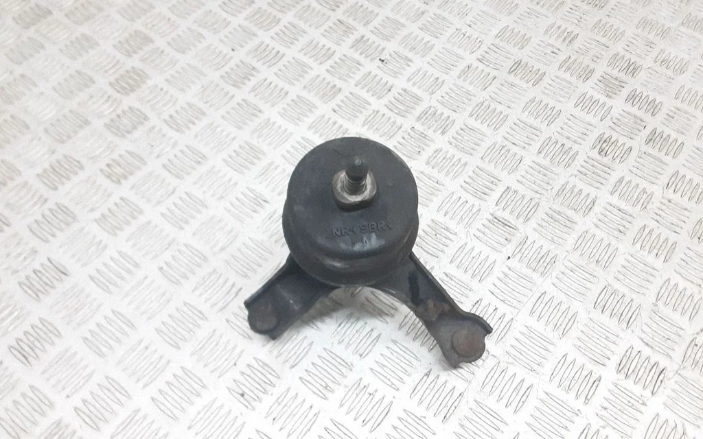 Engine mount bracket – front right
