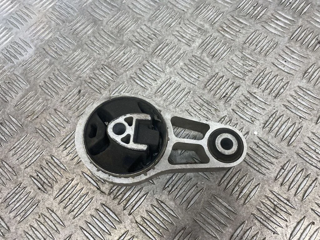 Engine mount bracket