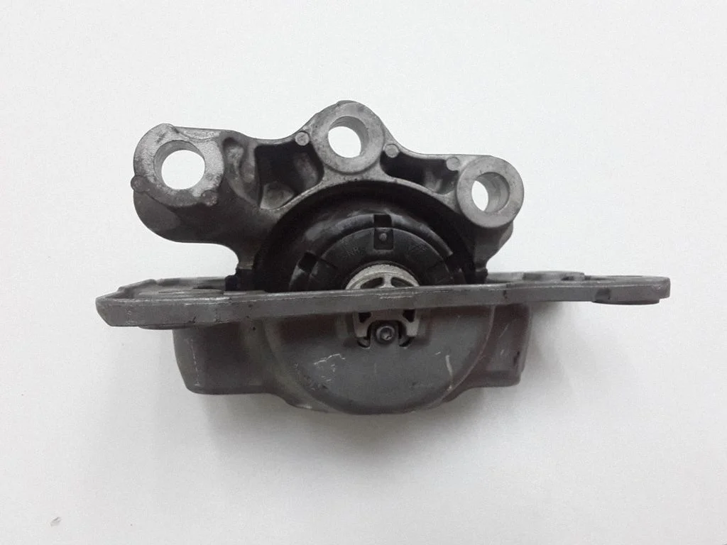 Engine mount bracket