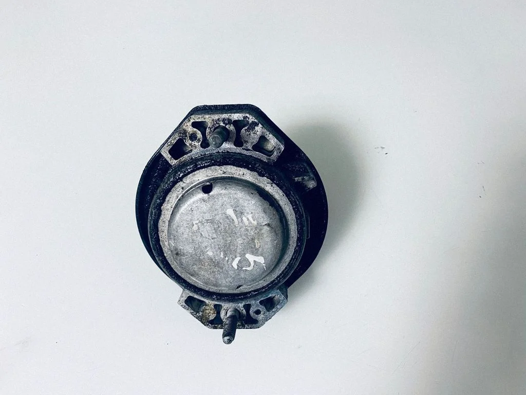 Engine mount bracket