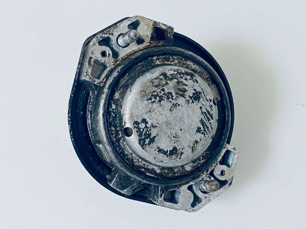 Engine mount bracket