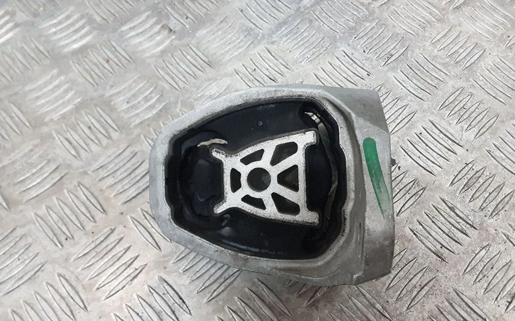 Engine mount bracket 31339953