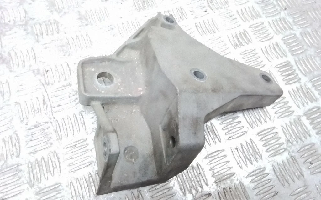 Mootori kinnituskronstein 6G926P096ED
