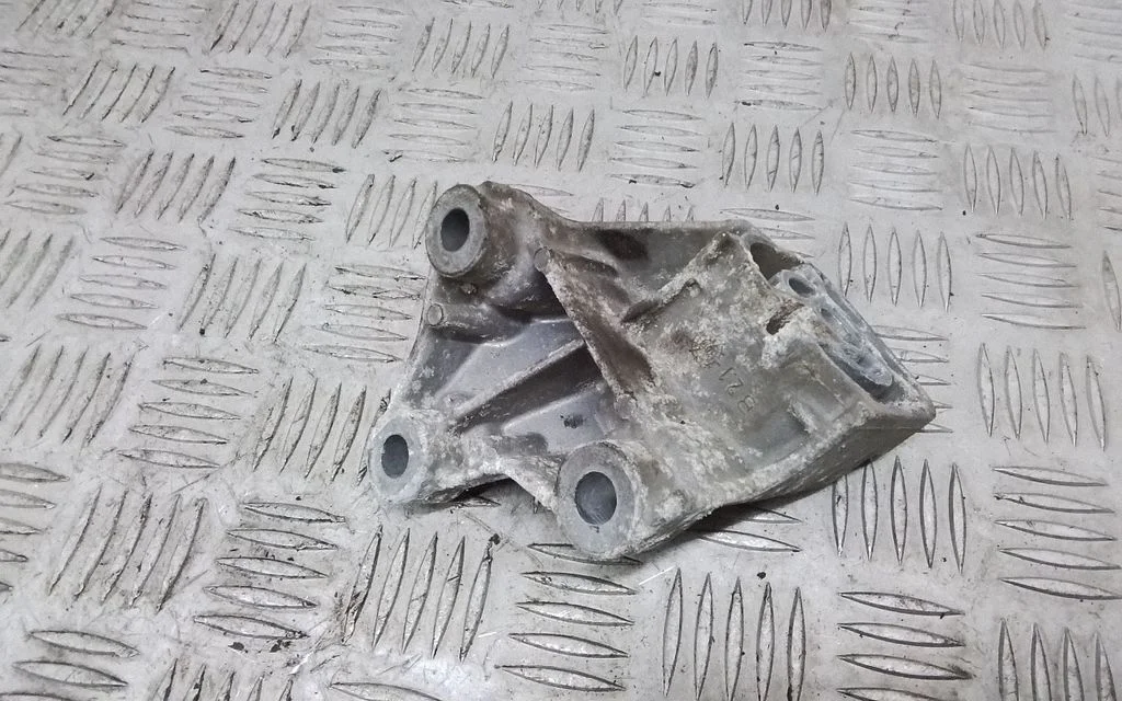 Engine mounting bracket 08649262